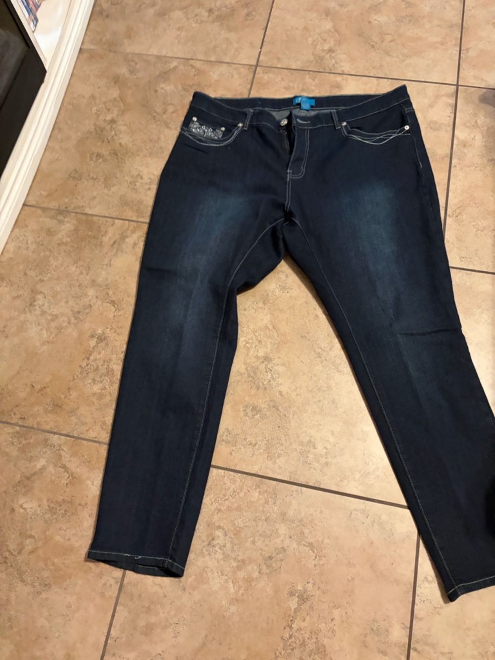Straight-Leg Dark Blue Women’s Jeans with Subtle Wash
